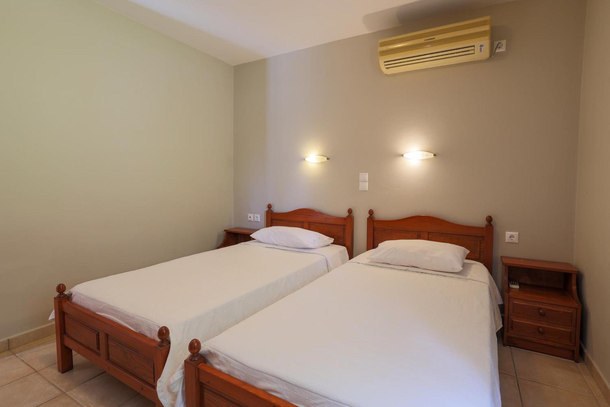 Vivi'S Apartments Айя-Евфимия Экстерьер фото